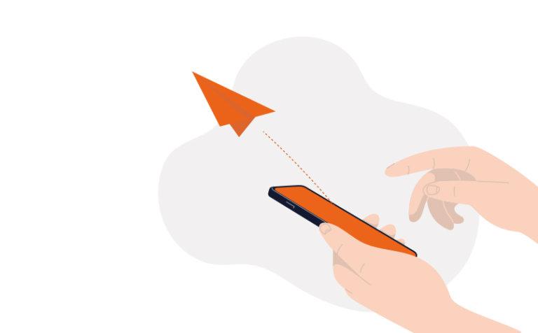 Ilustración de manos sosteniendo un teléfono inteligente con un ícono de avión de papel naranja encima, que representa el envío de un mensaje o correo electrónico. El fondo es gris claro con formas abstractas.